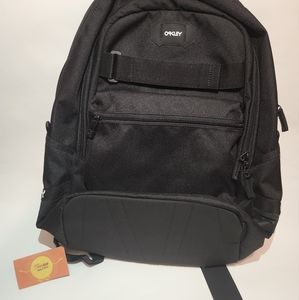 NWT OAKLEY STREET SKATE BACKPACK BLACK ZIPPERED POCKET ADJUSTABLE